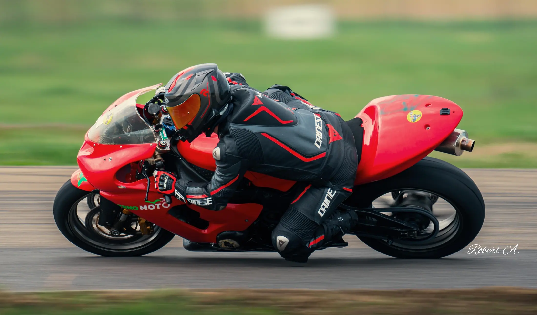 Pilot în echipament moto personalizat pe circuit