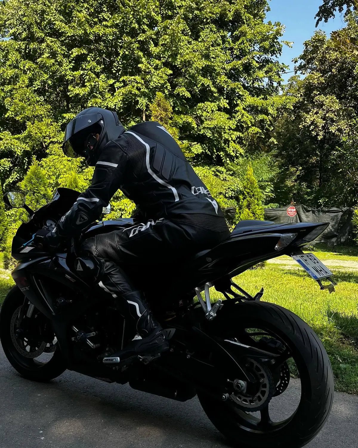 Mike pe motocicletă, purtând echipament moto