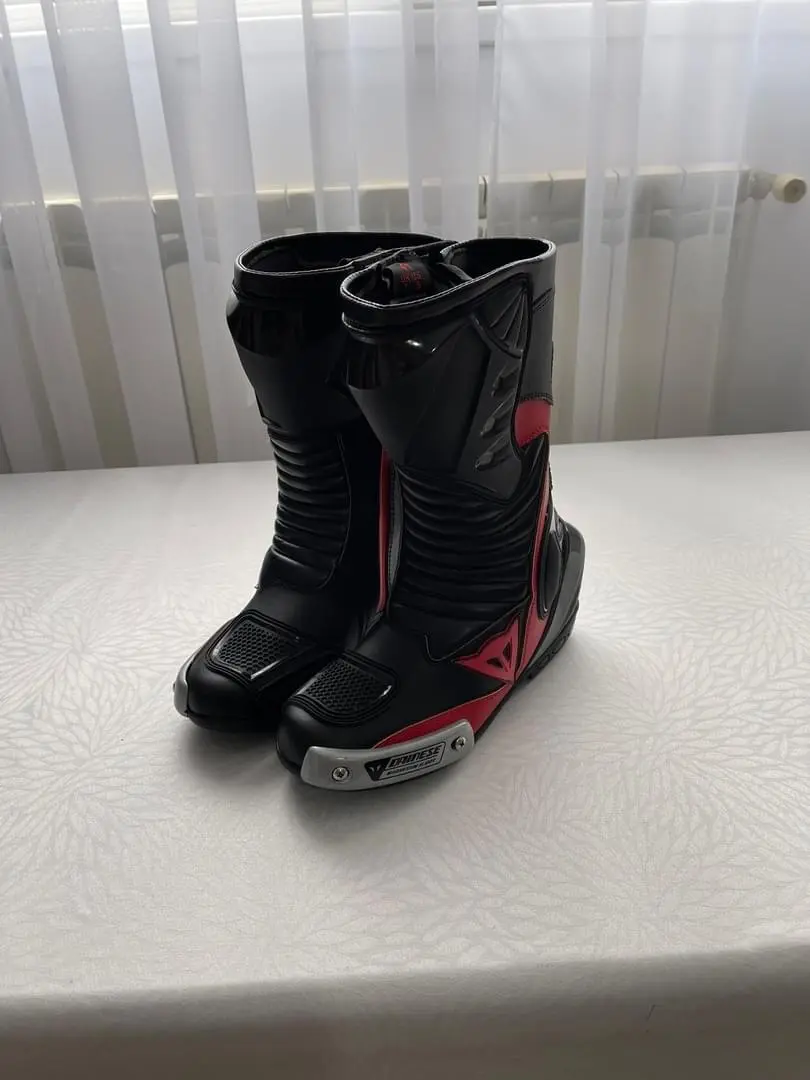 Pereche de cizme moto negre cu detalii roșii
