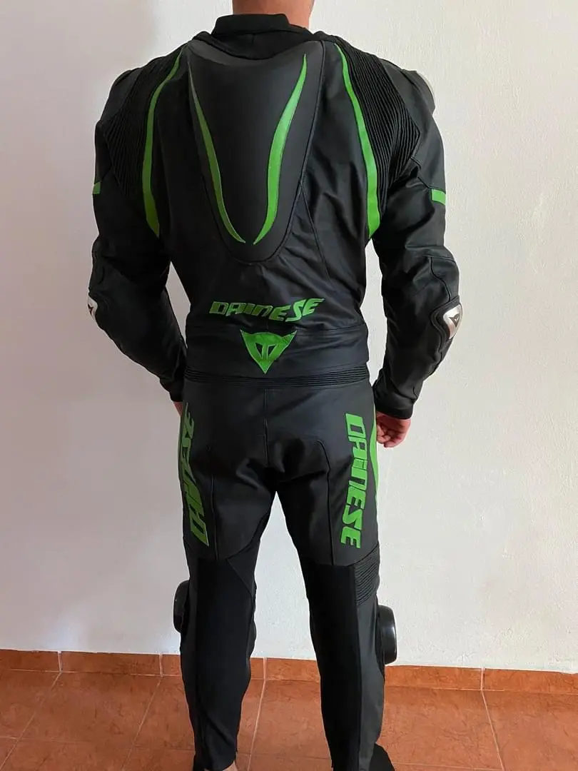 Client purtând un echipament moto negru cu detalii verzi