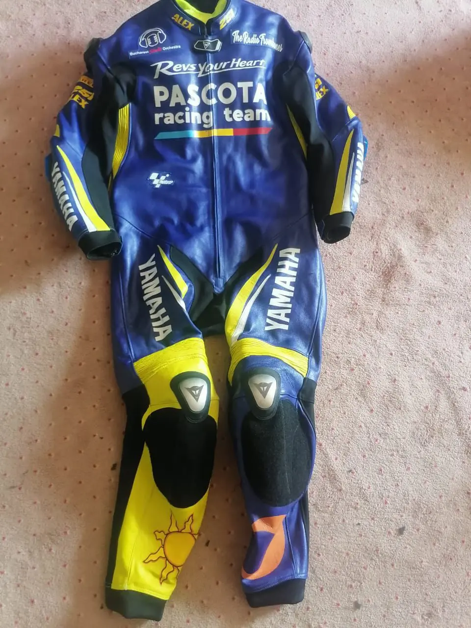 Combinezon moto personalizat albastru și galben