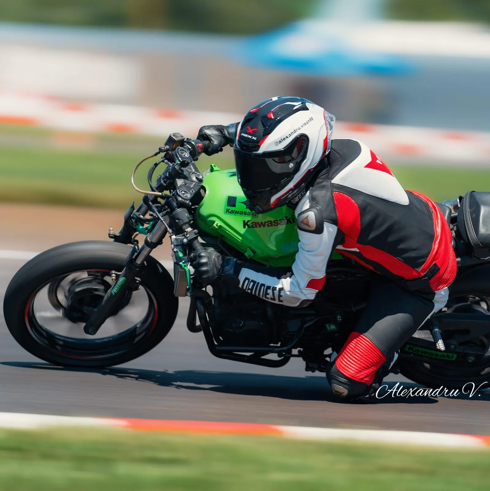 Pilot pe motocicletă verde pe circuit